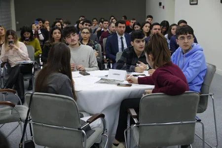 “Gənclər üçün şəhər mühiti” mövzusunda debat keçirilib