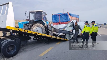 Kürdəmirdə mikroavtobus traktorla toqquşub, xəsarət alanlar var