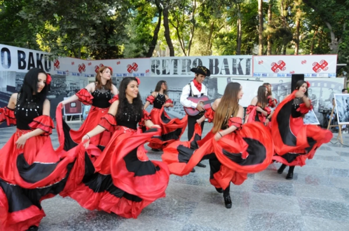 ​Участники конкурса Səs Azərbaycan выступили в проекте Retro Bakı