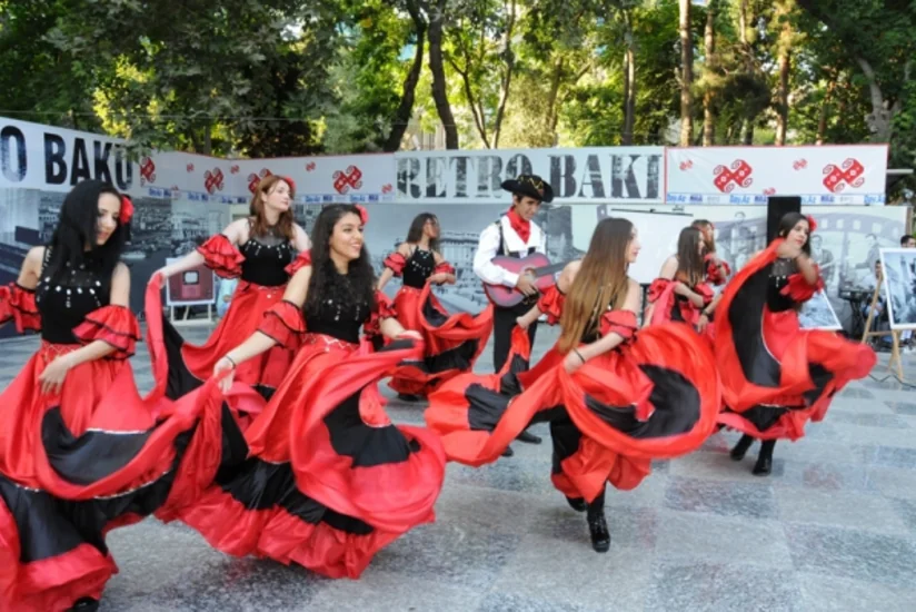 ​Участники конкурса Səs Azərbaycan выступили в проекте Retro Bakı