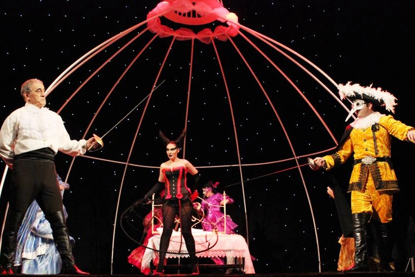 Actor Fakhraddin Manafov on stage after 4-year break