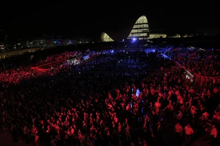 Heydər Əliyev Mərkəzinin parkında Bakının azad edilməsinin 100 illiyi münasibəti ilə konsert olub