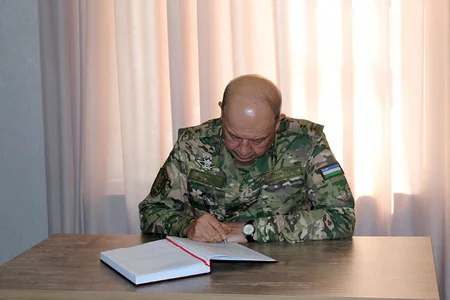 Özbəkistanın müdafiə naziri Azərbaycanda hərbi hissələri ziyarət edib