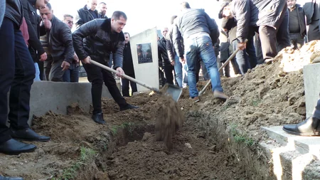 Günəşli” yatağında baş verən qəzada həlak olan daha bir neftçi dəfn olunub - FOTO