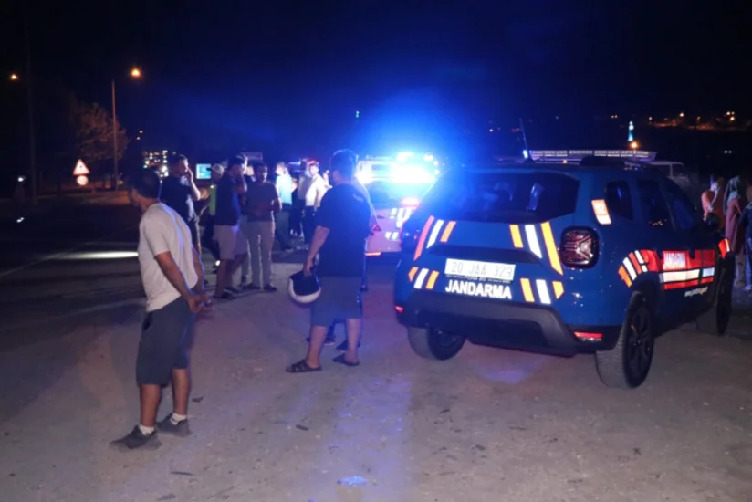 Türkiyədə mikroavtobusla minik maşını toqquşub, ölən və yaralananlar var