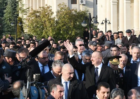 Prezident Ağsuda zəlzələnin nəticələrinin aradan qaldırılması ilə bağlı görülən işlərlə yerində tanış olub