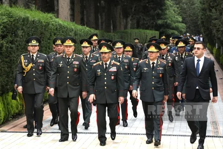 Azərbaycan xalqı Fəxri xiyabanda Ümummilli Liderin məzarını ziyarət edir