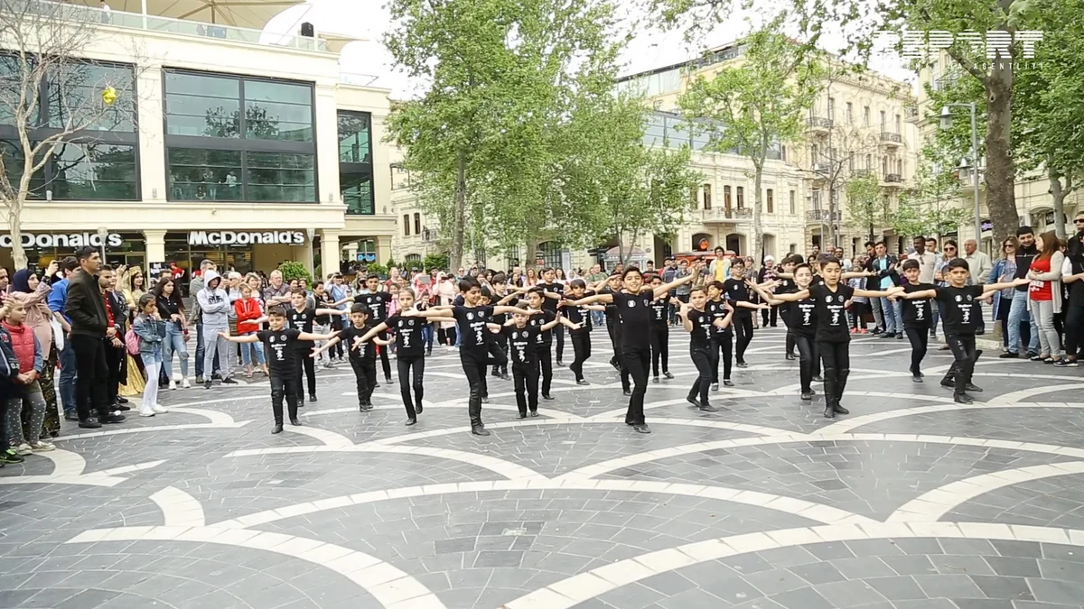 Children hold flashmob in Baku - VIDEO