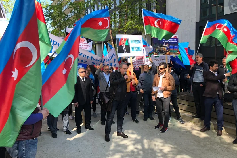 Azərbaycanlılar Brüsseldə Prezidentə dəstək aksiyası keçirib