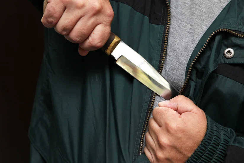 Qubada oğurluğa görə saxlanılan şəxs özünə bıçaqla xəsarət yetirib