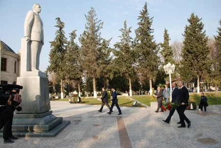 Əbülfəs Qarayev Kürdəmirdə vətəndaşları qəbul edib