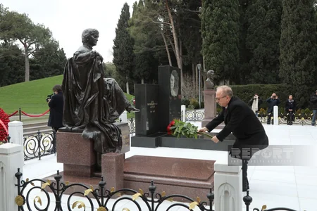 Türkiyənin Azərbaycandakı yeni səfiri Fəxri və Şəhidlər xiyabanlarını ziyarət edib