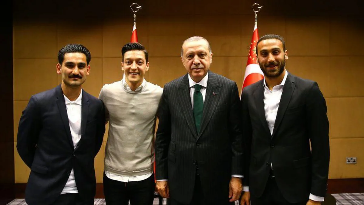 Mesut Özil irqçi münasibətə görə Almaniya yığmasında karyerasını başa vurub