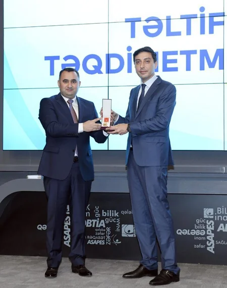 Fərid Qayıbov təltif olunmuş şəxslərə mükafatları təqdim edib