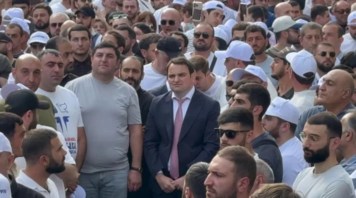 İrəvanda Samvel Karapetyana dəstək aksiyası başlayıb