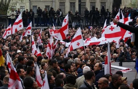 On minlərlə Saakaşvili tərəfdarı Tbilisiyə axın etdi