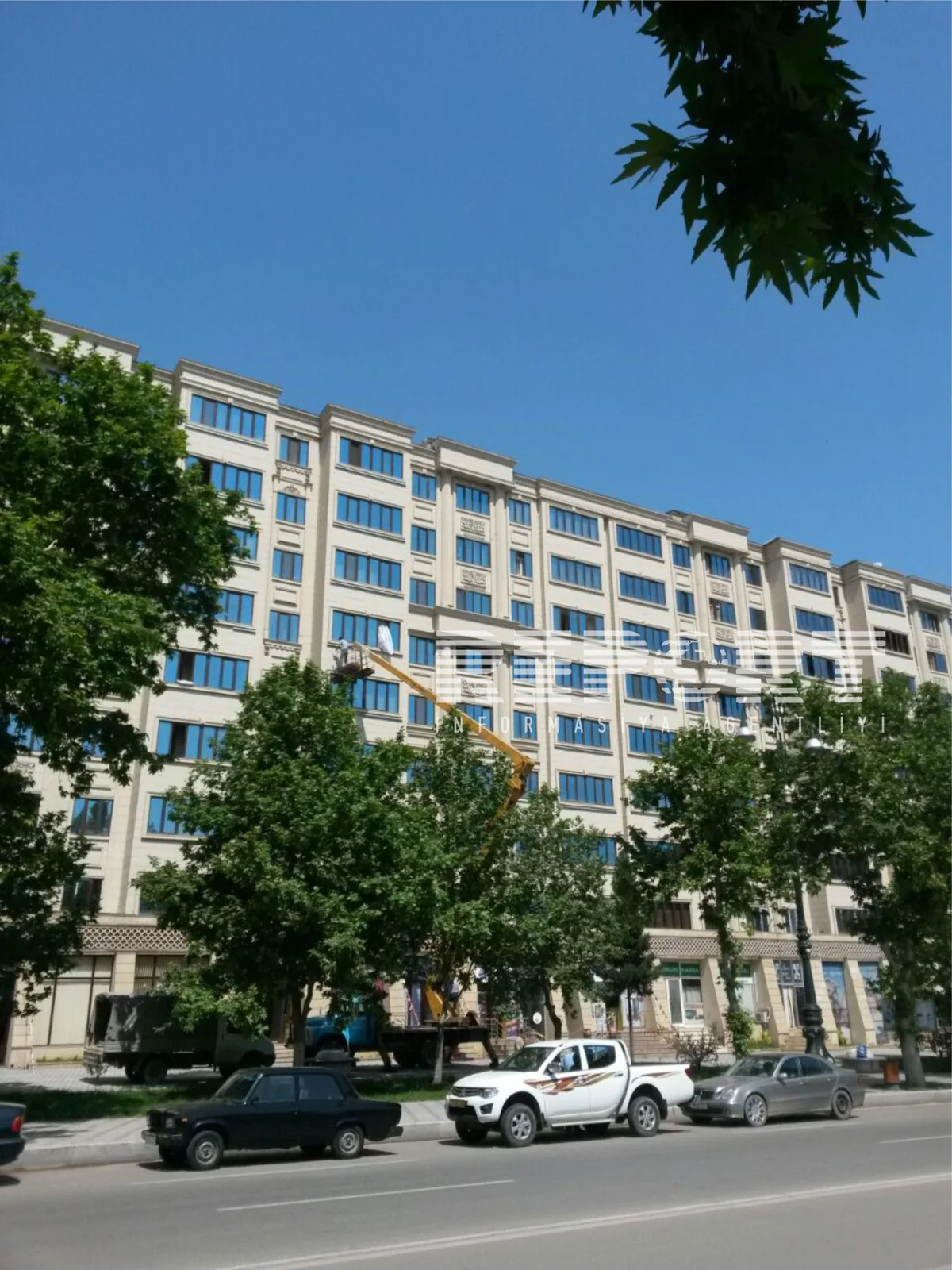 Gəncədə fasadları poliuretan materiallarla üzlənən binaların işıqlandırma sistemləri sökülür