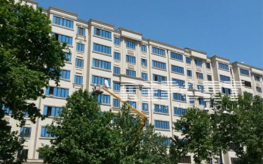 Gəncədə fasadları poliuretan materiallarla üzlənən binaların işıqlandırma sistemləri sökülür