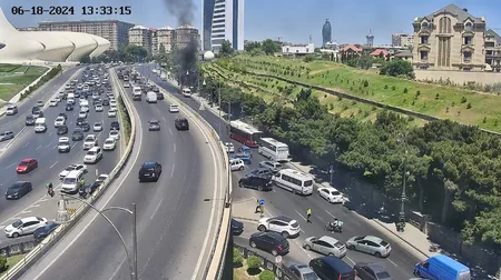 Bakıda hotelin qarşısında mikroavtobus yanıb, yolda sıxlıq yaranıb