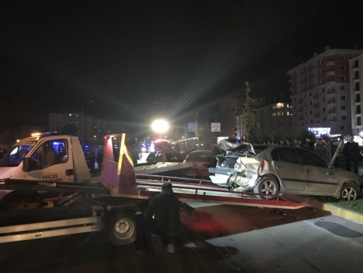 Türkiyədə toy karvanında 8 avtomobil toqquşub, 22 nəfər yaralanıb