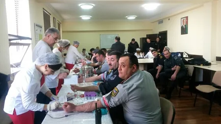 Polislər talassemiya xəstələrinə qan veriblər
