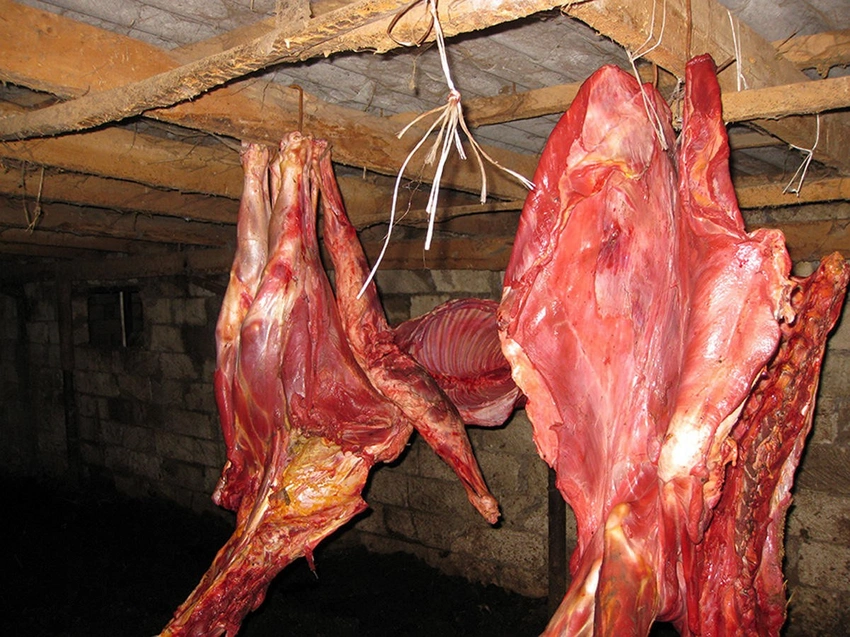 Bakı polisi mənşəyi məlum olmayan 426 kq ət aşkarladı