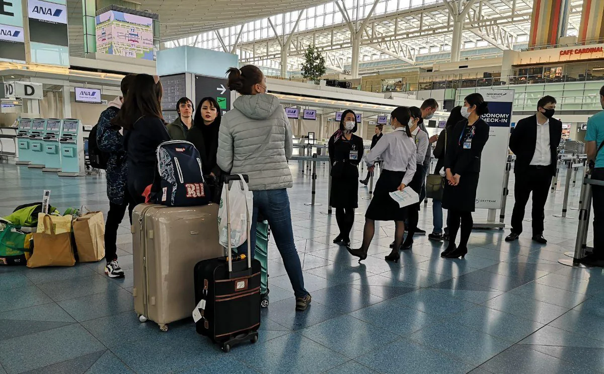 How many countries have closed borders for foreign tourists?