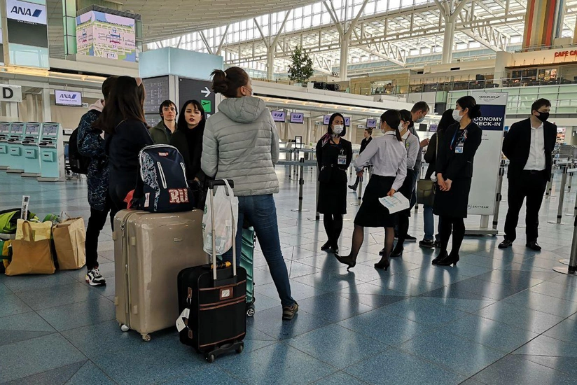 How many countries have closed borders for foreign tourists?