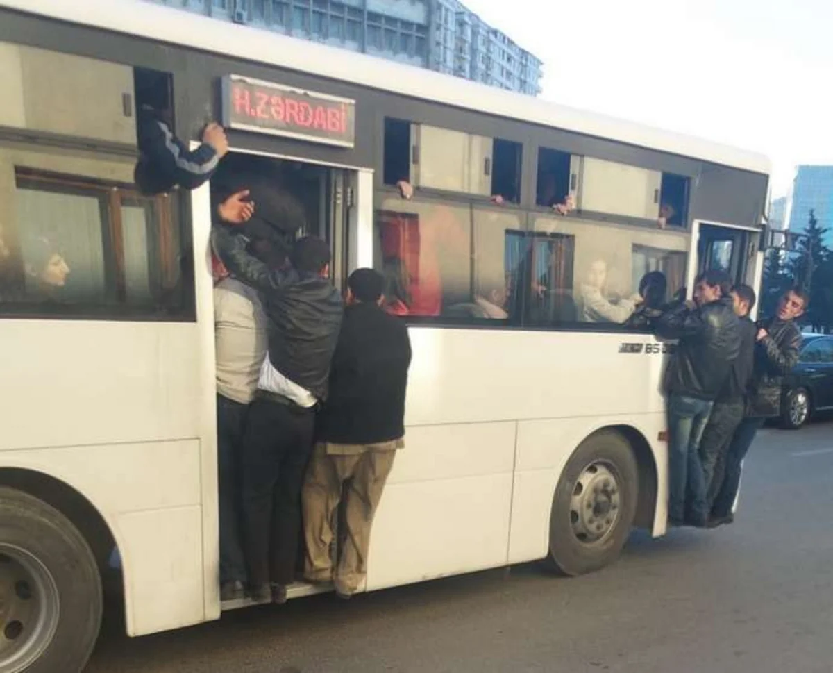Bakıda avtobusda sərnişin yıxılaraq xəsarət alıb