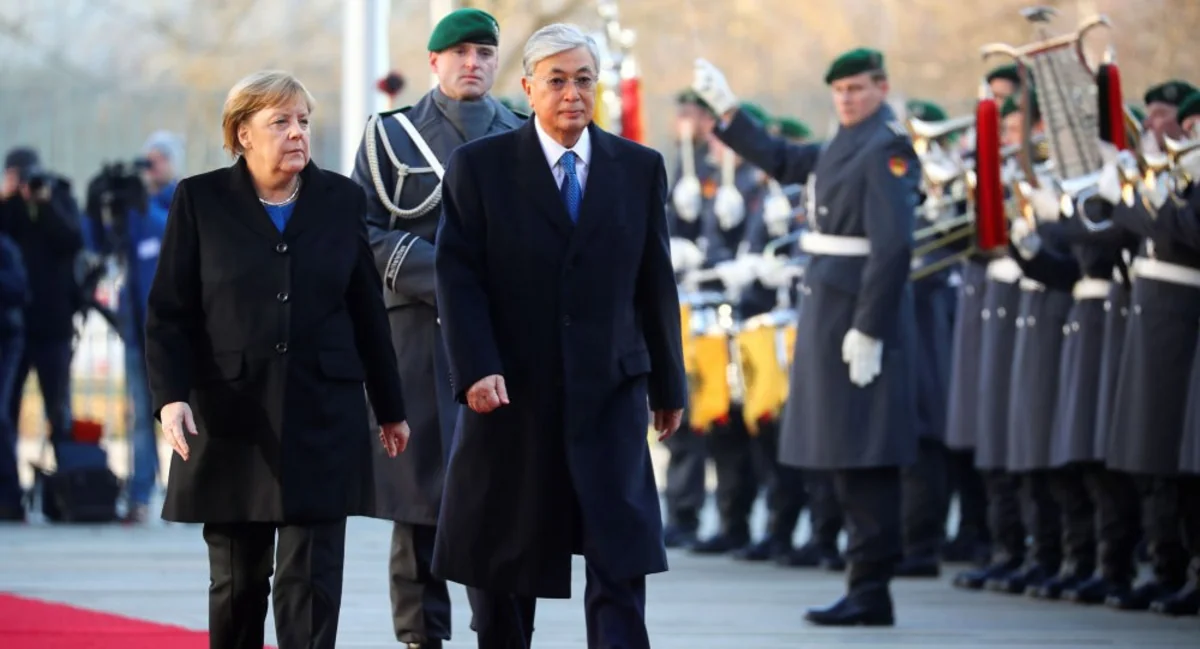 Merkel Tokaevlə görüşdə Qazaxıstanın Himnini əyləşərək dinləyib - VİDEO