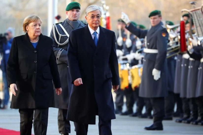 Merkel Tokaevlə görüşdə Qazaxıstanın Himnini əyləşərək dinləyib - VİDEO
