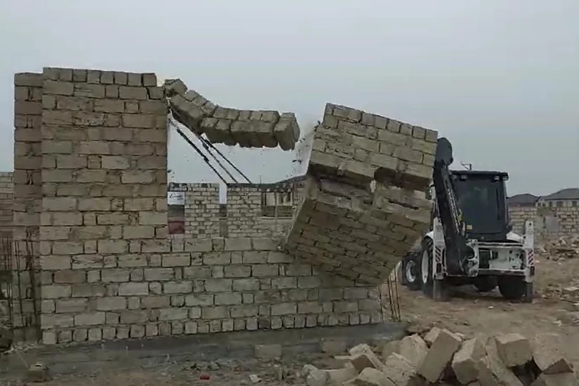 Bakıda qanunsuz tikililər sökülüb 