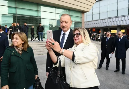 Prezident sakinlərlə söhbət edib, onlarla selfi çəkdirib - FOTOLAR