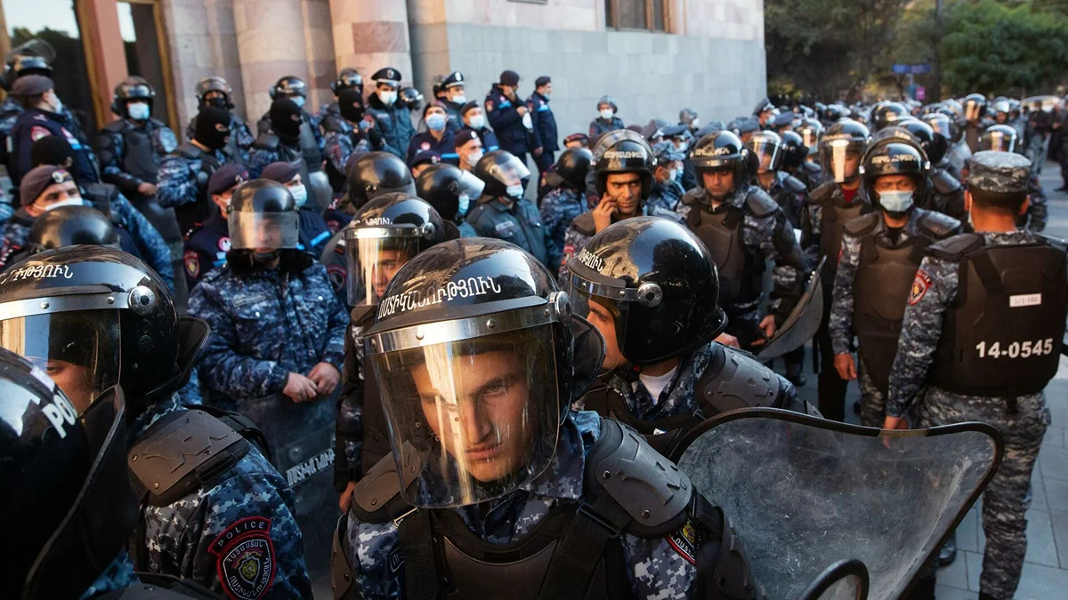 Yerevan: Protesters throw coins before government building