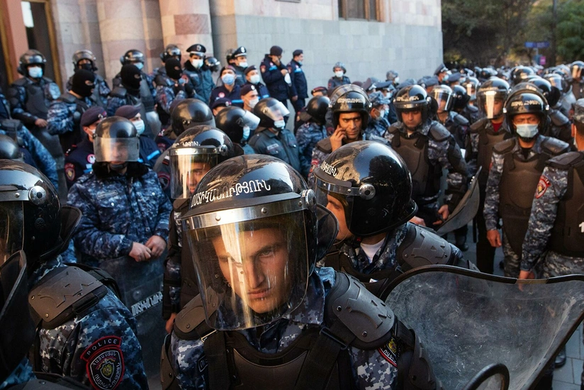 Etirazçılar Yerevanda hökumət evinin qarşısına sikkə atıblar