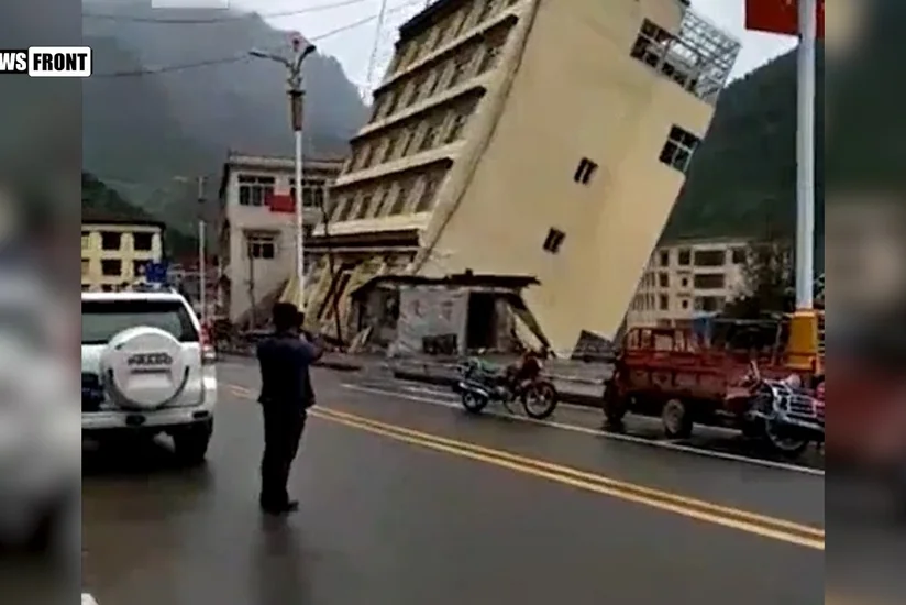 Çində daşqınlar beşmərtəbəli binanı yuyub aparıb - VİDEO