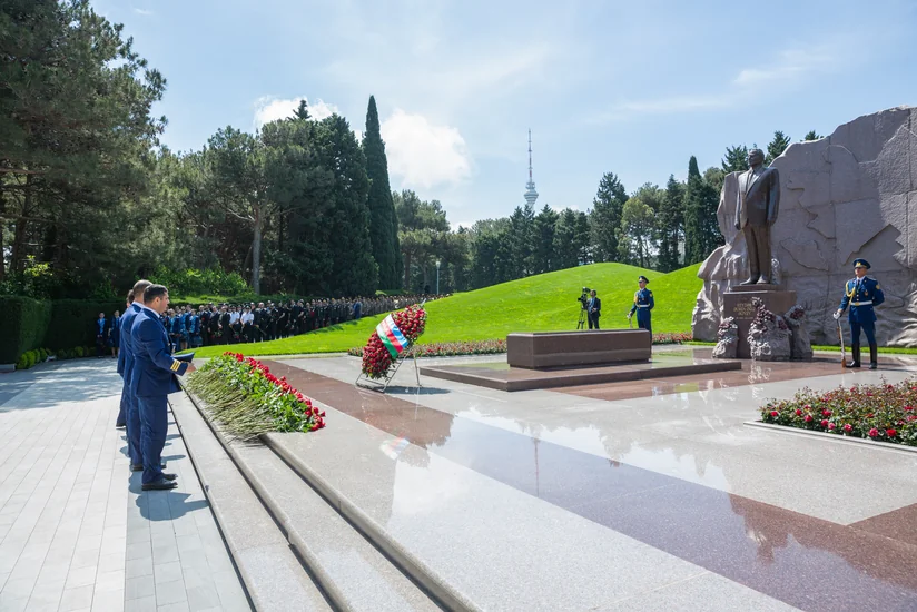 AZAL staff pays tribute to memory of Great Leader Heydar Aliyev