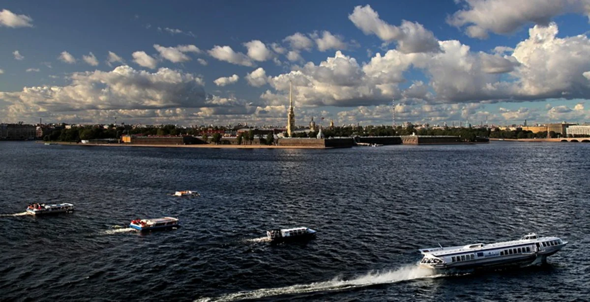 В Петербурге на Неве столкнулись три туристических теплохода