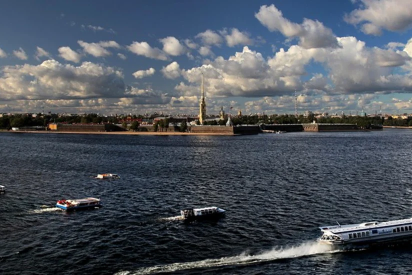 В Петербурге на Неве столкнулись три туристических теплохода