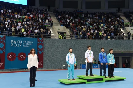 Mehriban Əliyeva İslamiadanın çempionu olan qadın güləşçimizə qızıl medalı təqdim edib