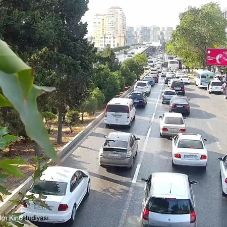 Bakının bir sıra yollarında nəqliyyatın sıxlığı yaranıb