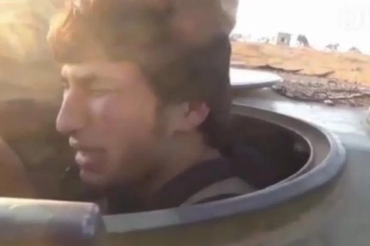 ​Боевик ИГИЛ заплакал перед совершением теракта - ВИДЕО