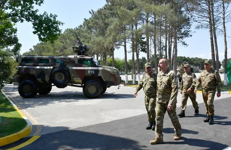 İlham Əliyev MN-in komando hərbi hissələrinin birində yaradılan şəraitlə tanış olub, hərbi hissəyə Döyüş bayrağını təqdim edib