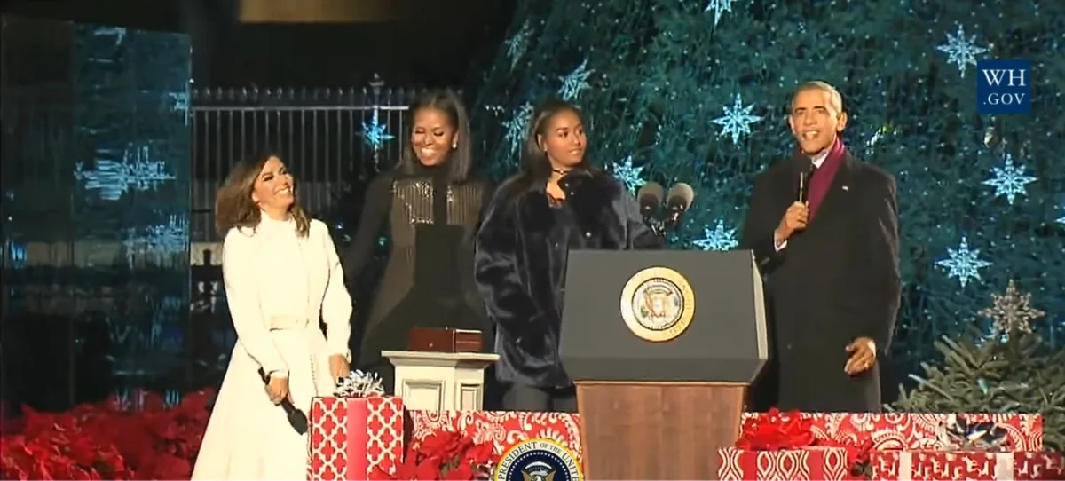 Barak Obama ABŞ-dakı bayram şənliyində Jingle Bells mahnısını oxuyub - VİDEO