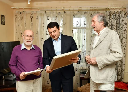 Mədəniyyət naziri 95 yaşı tamam olmuş Xalq rəssamı ilə görüşüb