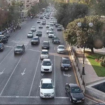 Bakının bir sıra yollarında nəqliyyatın hərəkətində sıxlıq müşahidə olunur