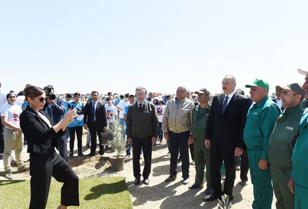 Prezident İlham Əliyev ulu öndər Heydər Əliyevin doğum gününə həsr olunan ağacəkmə aksiyasında iştirak edib - YENİLƏNİB