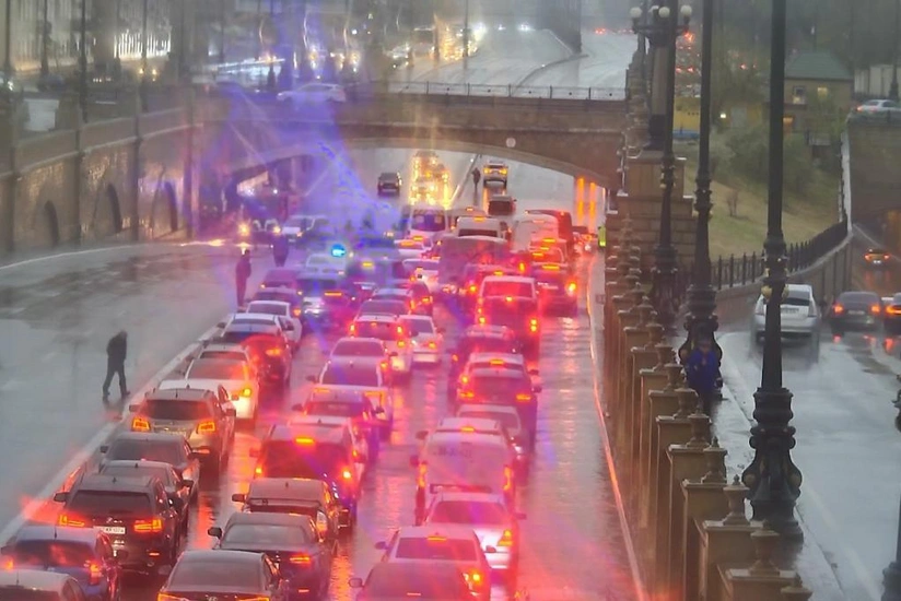 В Баку из-за непогоды ограничено движение на ряде дорог