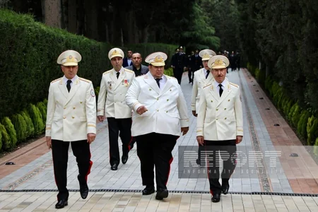 Azərbaycan xalqı Fəxri xiyabanda Ümummilli Liderin məzarını ziyarət edir