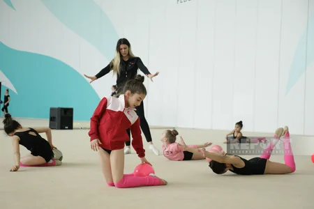 Bölgə gimnastlarının Milli Gimnastika Arenasında məşqləri davam edir